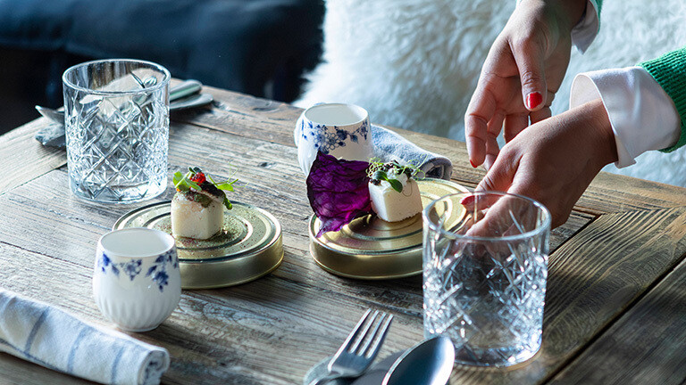 Elegante Fusionsküche in einem mit einem Michelin-Stern ausgezeichneten Restaurant in Zermatt. Lokale, saisonale Zutaten werden angerichtet.