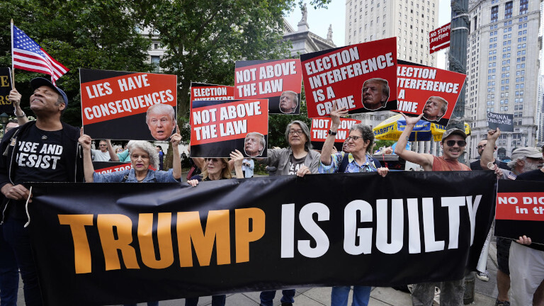 Demonstranten in New York feiern die Verurteilung von Ex-Präsident Donald Trump im Schweigegeldprozess. Sie halten unter anderem ein Transparent mit der Aufschrift "Trump is guilty" hoch