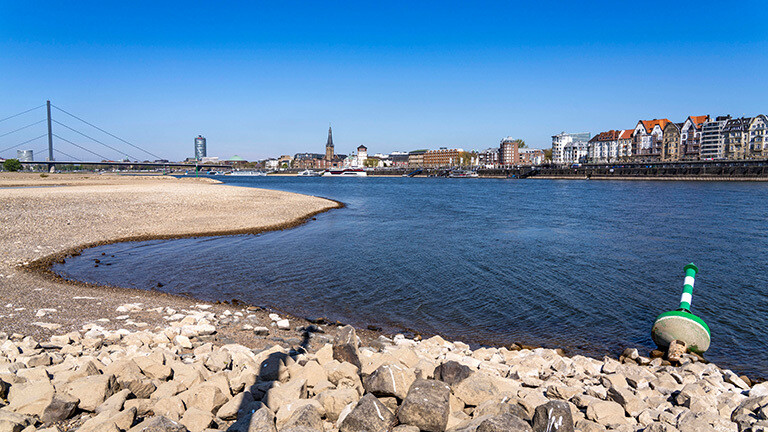 Rhein bei Düsseldorf, extremes Niedrigwasser, Rheinpegel bei 114 cm, nach dem trockensten und wärmsten März, seit der Wetteraufzeichnung, liegt das linke Rheinufer eher trocken