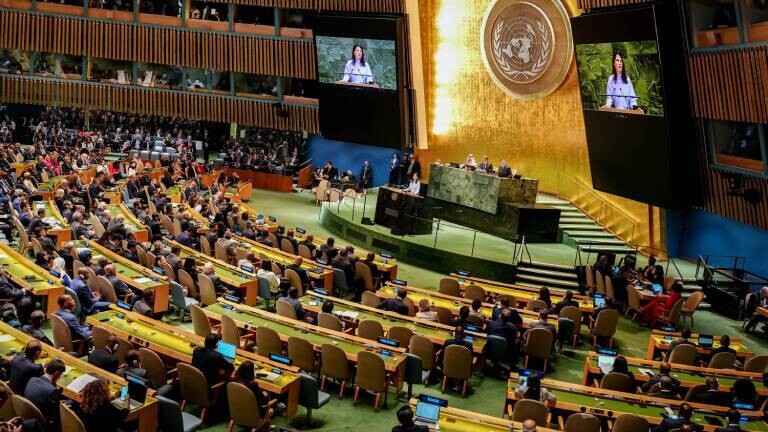 Annalena Baerbock (M,r), Präsidentin der Generalversammlung der Vereinten Nationen, spricht bei der Konferenz zur Zweistaatenlösung im Nahen Osten vor der Generaldebatte der UN-Vollversammlung.