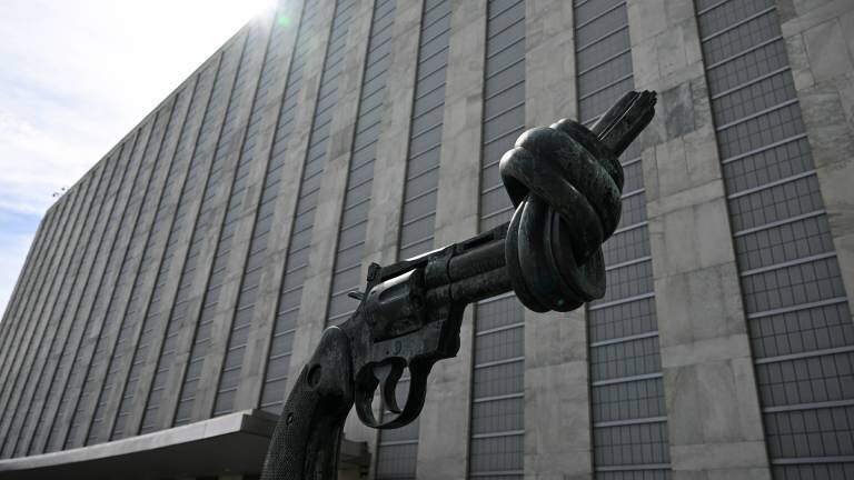 Blick auf die "Non-Violence" Skulptur von von Carl Fredrik Reuterswärd im UN-Hauptquartier in New York, USA