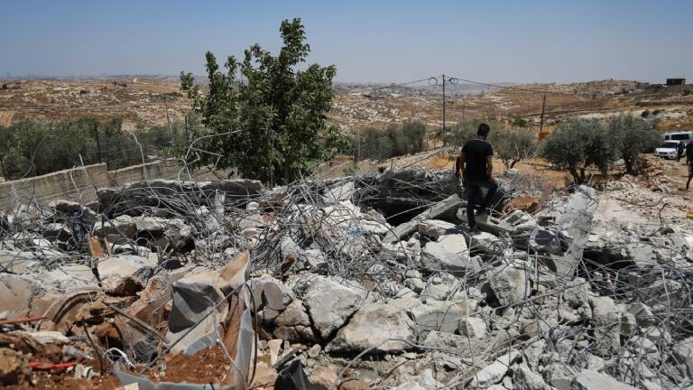 Ein Mann steht in Bethlehem im von israelischen Truppen besetzten Westjordanland.