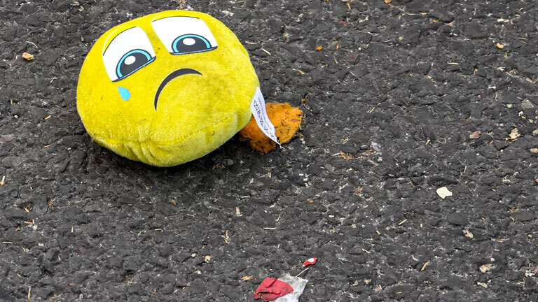 Ein trauriger Smiley liegt auf dem Boden