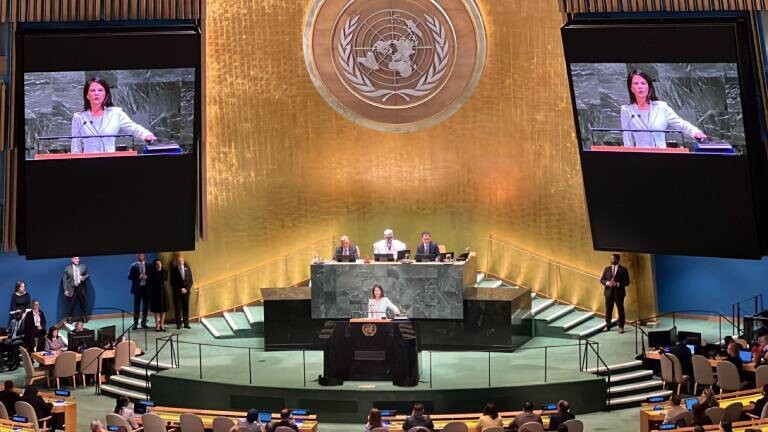 Die ehemalige deutsche Außenministerin Annalena Baerbock (M) wird offiziell Präsidentin der UN-Vollversammlung.