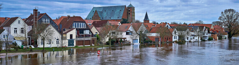 Eine Stadt im Wasser:  Verden an der Aller, aufgenommen am 31.12.2023