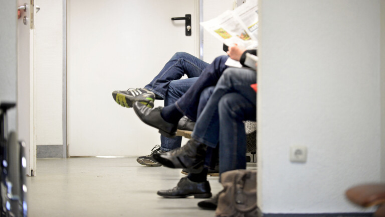 Wartende Patienten auf dem Flur: Notfallpraxis im Katholischen Klinikum Philippusstift in Essen