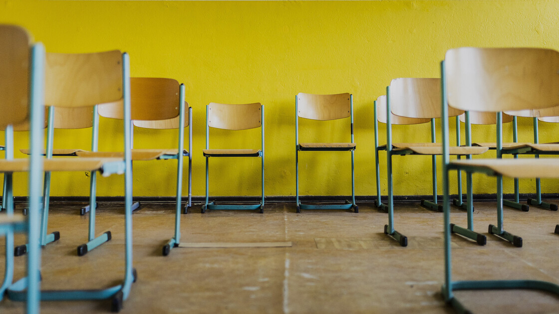 Stühle stehen in einem Klassenraum